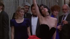 Джоэнна Гоуинг Танцует С Обнаженной Грудью На Публике – Шантаж (1996)