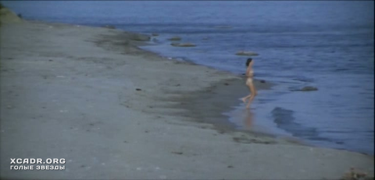Обнаженная Майя Эглите На Пляже – Бешеное Золото (1976)