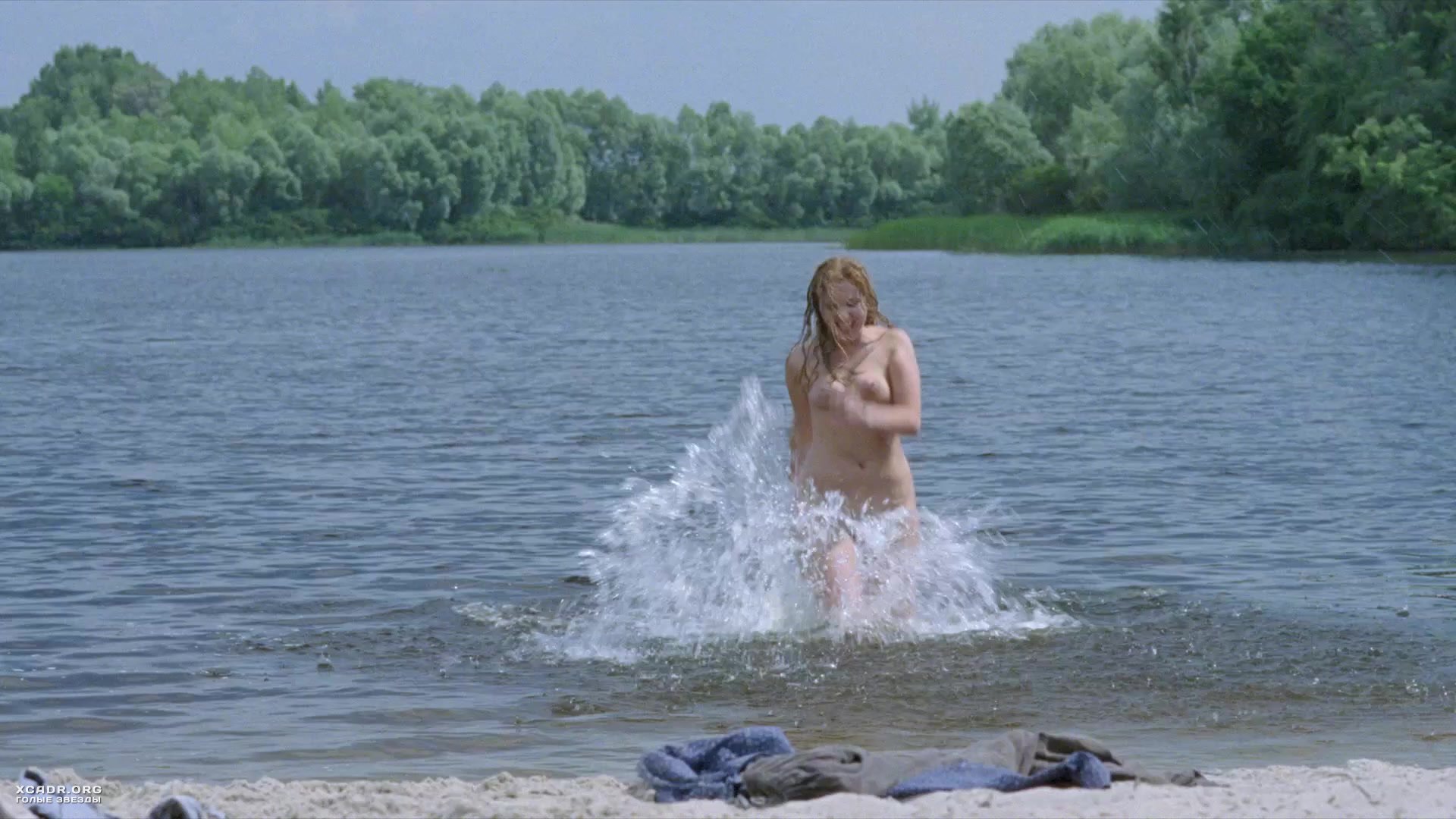 Обнаженная Алена Кивайло Выбегает Из Воды – Багровый Цвет Снегопада (2008)