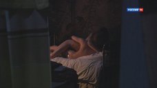 Нелли Неведина В Ночнушке – Курсанты (2004)