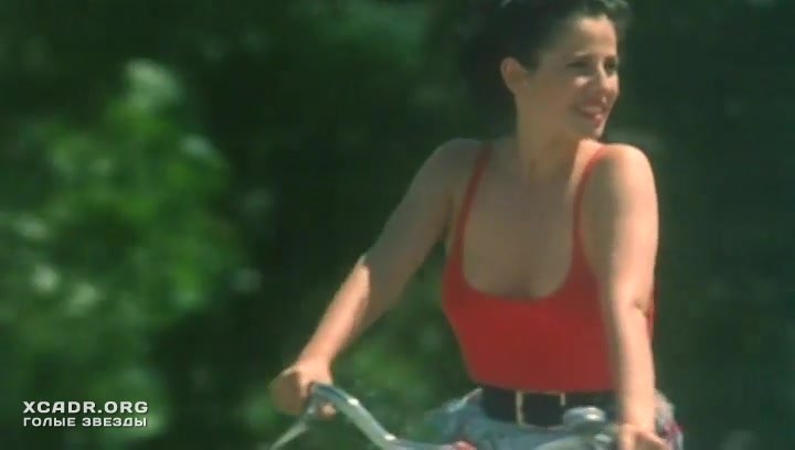 Анна Аммирати На Велосипеде Показывает Трусики – Шалунья (1998)