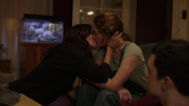 Лесбийский Поцелуй Кортни Кокс И Эммы Кинни – Бесстыжие (2011)