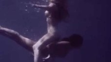 Беатрис Верже Купается Голой И Занимается Сексом На Берегу Моря – Греческая Смоковница (1976)
