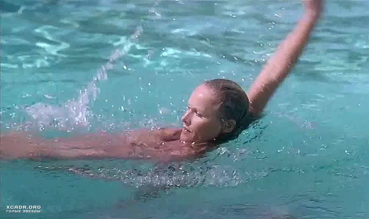 Обнаженная Урсула Андресс Плавает В Бассейне – Чувственная Медсестра (1975)