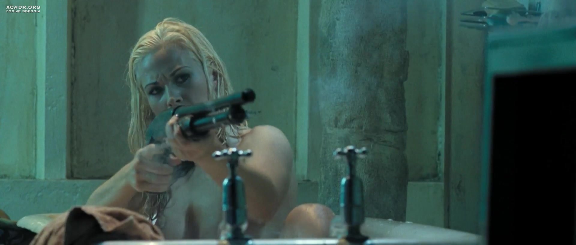 Обнаженная Лили Андерсон В Ванной С Оружием – Судный День (2008) (2008)