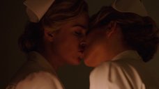 Лесби Поцелуй Между Кае Александр И Кэти Льюнг – Незнакомцы (2020) (2020)