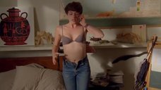 Секси Оливия Тирлби В Белье С Пистолетом – Белая Орхидея (2020)