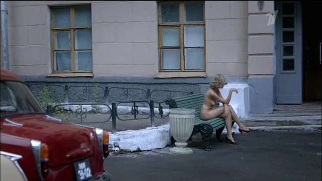 Обнаженная Евгения Брик Курит На Улице – Оттепель (2013)