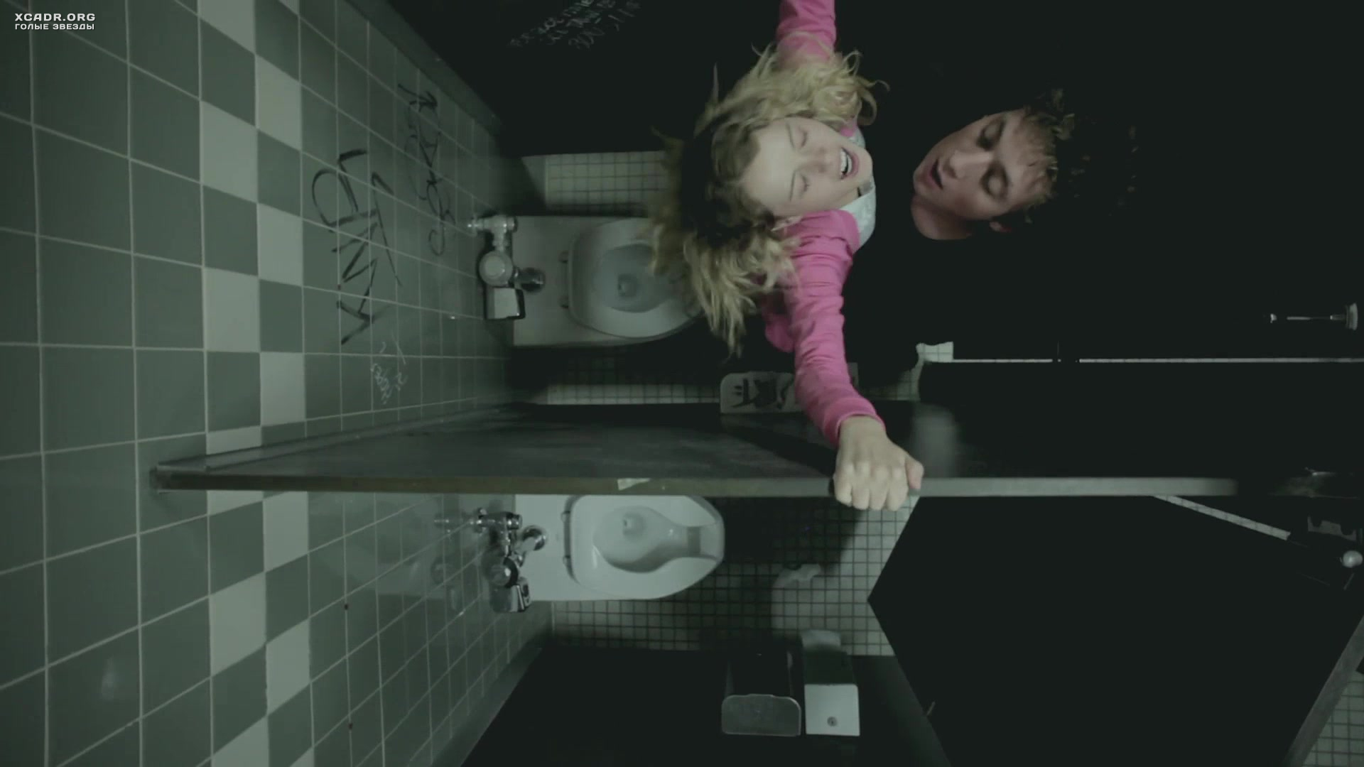 Секс С Лаурой Уиггинс В Туалете – Бесстыжие (2011)