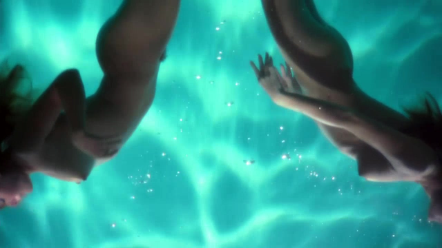 Обнаженные Девушки Плавают В Бассейне – Город Мечты (2012)
